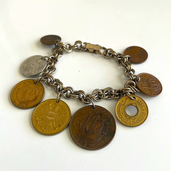 Vintage coin charm bracelet with various European coins on a silver tone chain - Picture 2 of 12